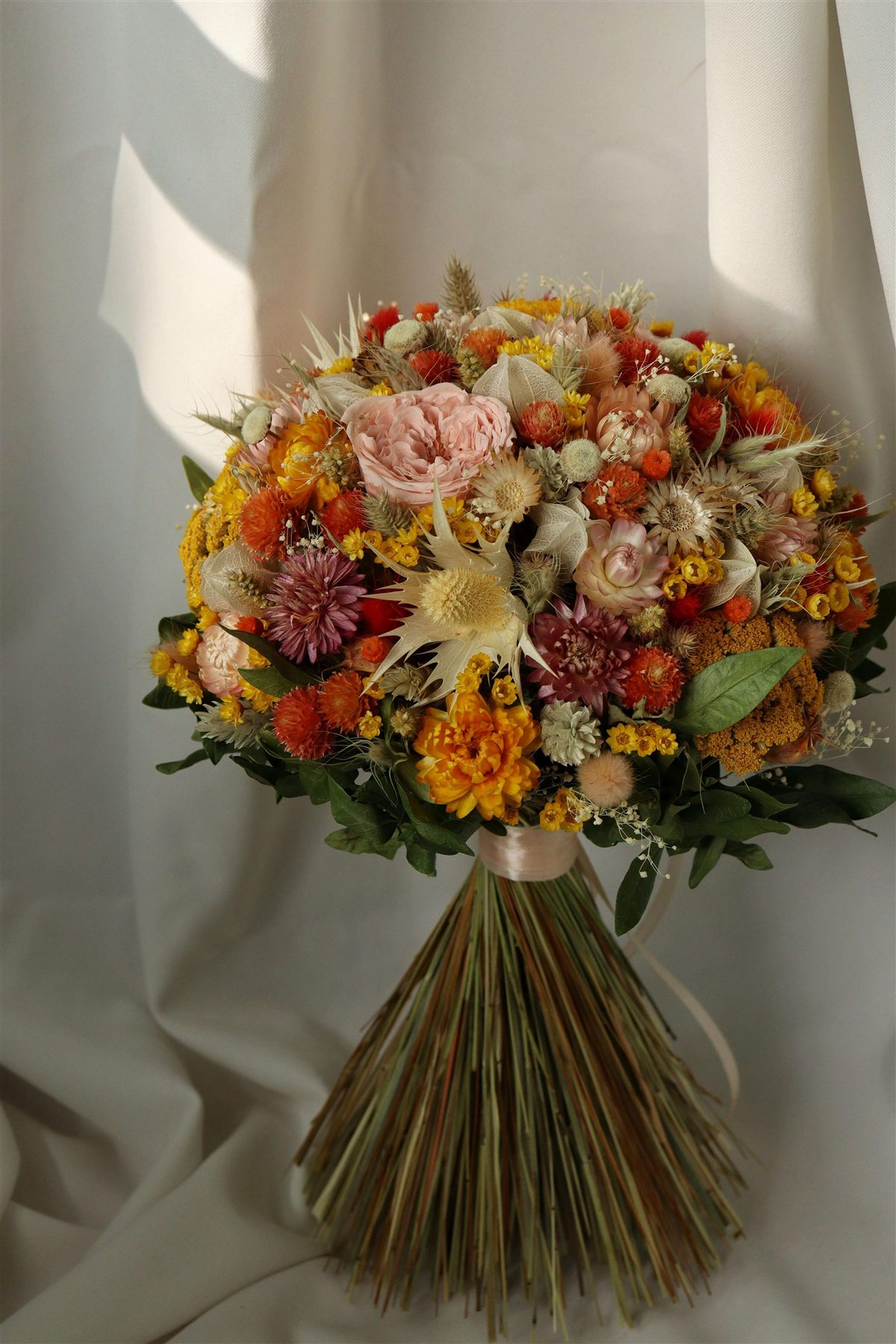 Elegant bouquet centerpiece with soft florals and pastel tones